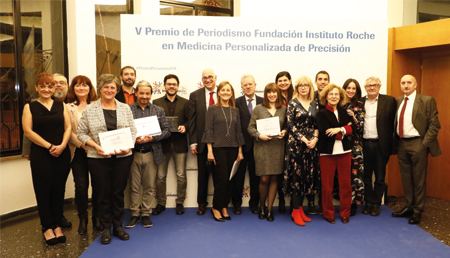 La periodista Ana MacPherson de La Vanguardia y el equipo liderado por Mirella Ruiz-Berdejo de Aragón Televisión, Premios de Periodismo en Medicina Personalizada de Precisión de la Fundación Instituto Roche