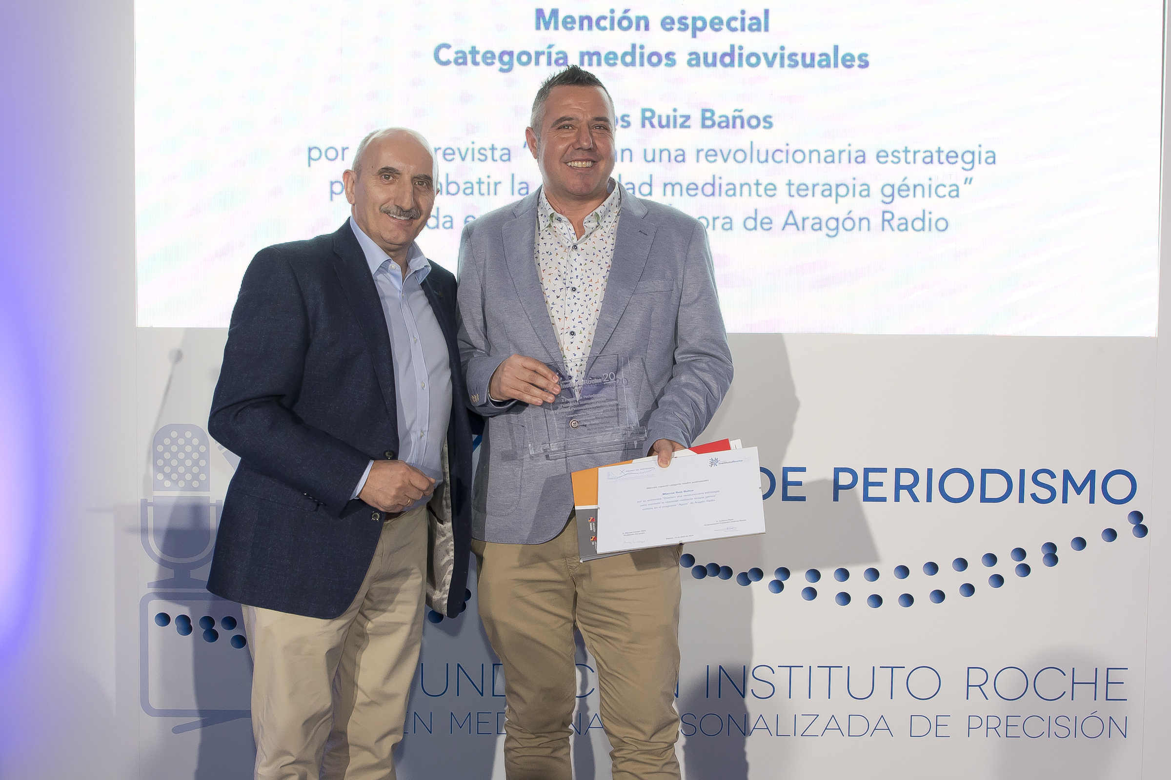 Alipio Gutierrez miembro del Jurado, junto con marcos Ruiz ganador de la mencion especial en medios audiovisuales