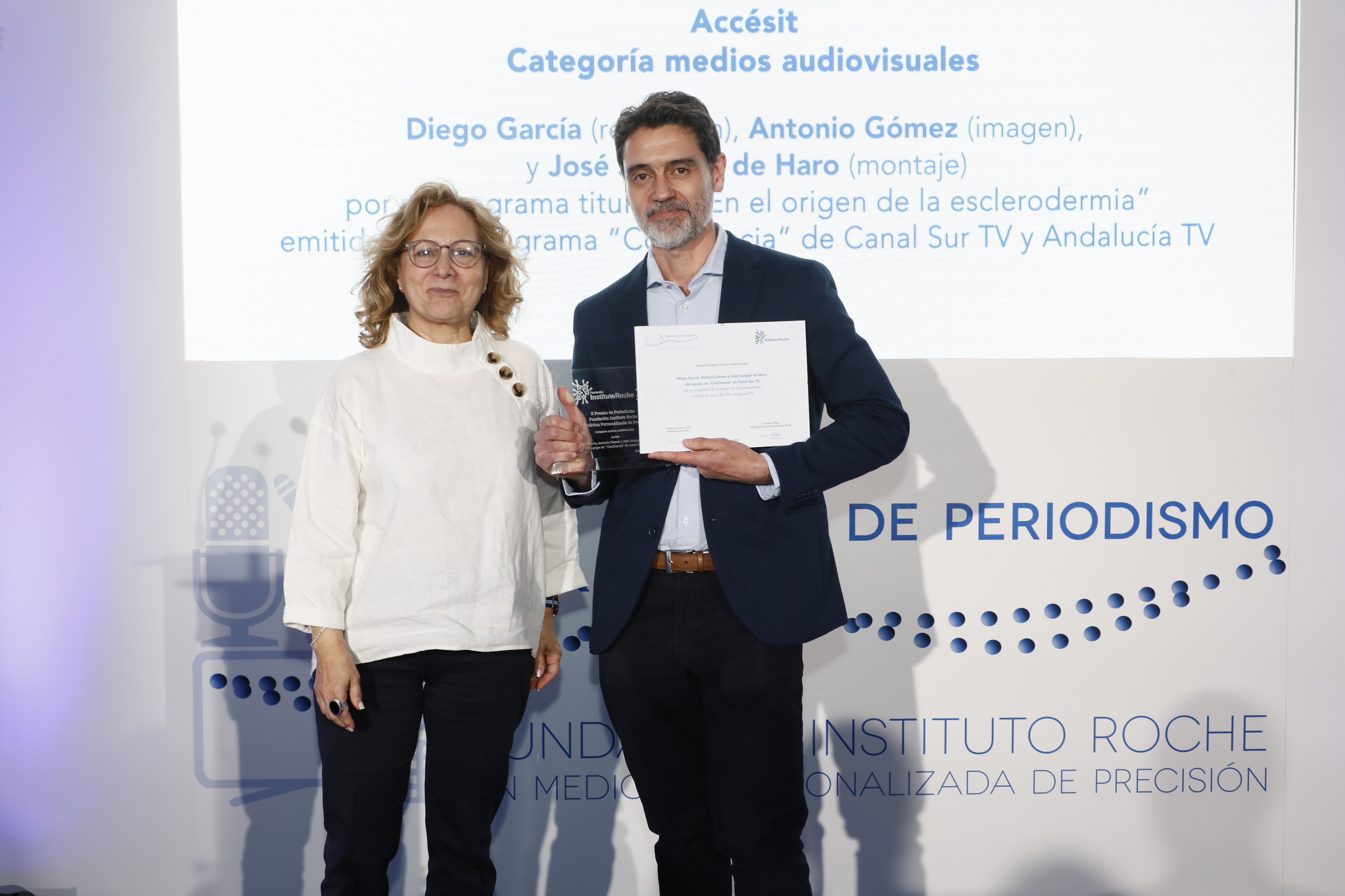 Elsa Gonzalez miembro del Jurado, junto con Diego Garcia del equipo de Conciencia ganadores del accesit en medios audiovisuales