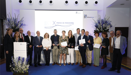 Cristina Sáez Torres, de National Geographic; y el equipo formado por Erika Elizari, Inma Álvarez e Iñaki Leturia, de Euskal Telebista, ganadores de la X edición del Premio de Periodismo en Medicina Personalizada de Precisión de la Fundación Instituto Roc